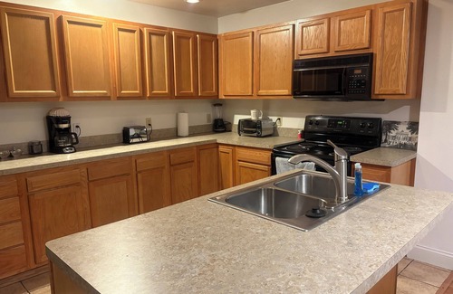 Lorain Apartamento | #8 Charming 2-bedroom apartment in historic downtown Lorain.