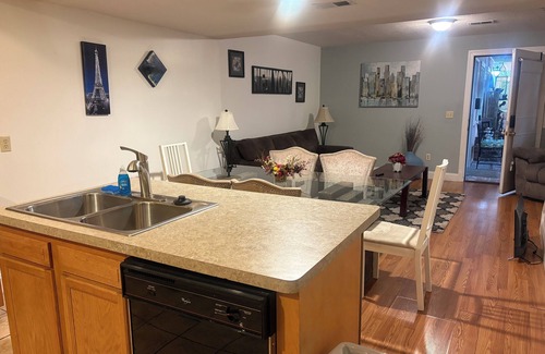 Lorain Apartamento | #8 Charming 2-bedroom apartment in historic downtown Lorain.