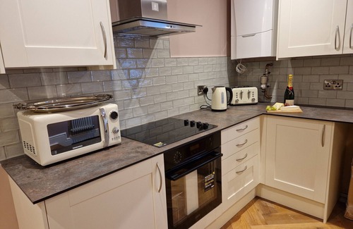 Knott End-on-Sea Cabaña | 8 COACH HOUSE, pet friendly, with hot tub in Garstang