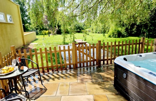 Knott End-on-Sea Cabaña | 8 COACH HOUSE, pet friendly, with hot tub in Garstang