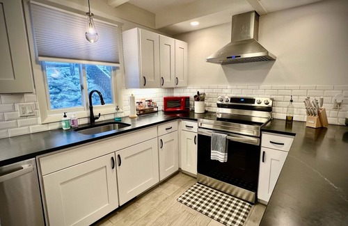 Stratton Mountain Condominio | 8 Guest 3BR, 2 BA Stratton Condo with Fireplace and forest views.