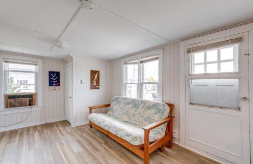 Surf City Apartamento | 8 Mi Barnegat Lighthouse Apt with Balcony!
