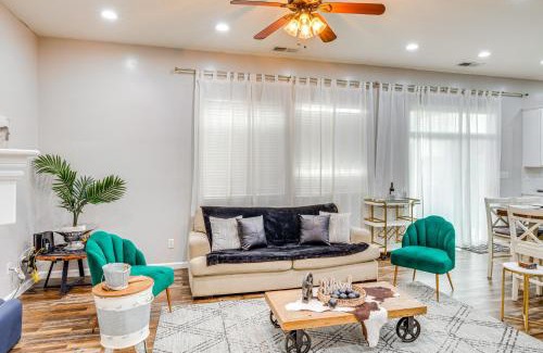 Greenacres Casa | 8 Mi to Beach Park Bakersfield Gem with Yard!
