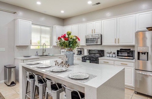 Greenacres Casa | 8 Mi to Beach Park: Bakersfield Gem w/ Yard!