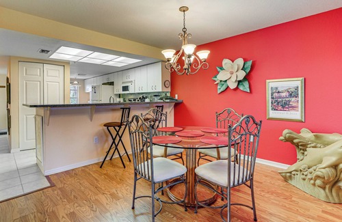 Englewood Condominio | 8 Mi to Beach w/ Pool Access: Englewood Condo!