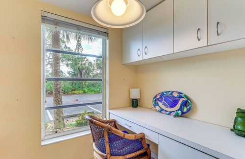 Englewood Condominio | 8 Mi to Beach w/ Pool Access: Englewood Condo!