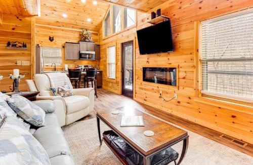 Sevierville Casa | 8 Mi to Dollywood Cabin with Hot Tub and Decks!