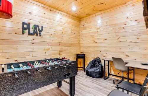 Sevierville Casa | 8 Mi to Dollywood Cabin with Hot Tub and Decks!