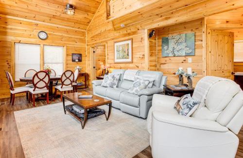 Sevierville Casa | 8 Mi to Dollywood Cabin with Hot Tub and Decks!