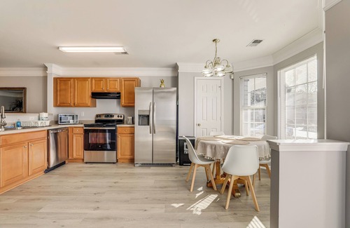 Southwestern Casa | 8 Mi to Downtown: Atlanta Townhome!