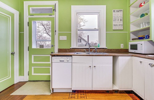 Norwood Apartamento | 8 Mi to Dtwn: Inviting Cincinnati Apt w/Porch!
