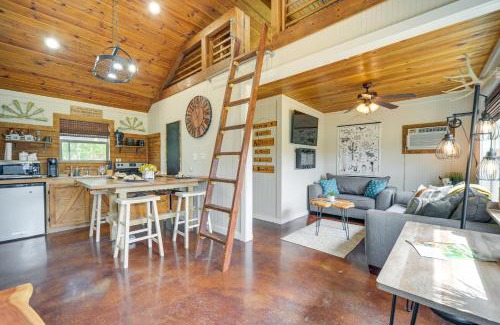 San Marcos Casa | 8 Mi to Dtwn Wimberley Cabin Retreat on 5 Acres!