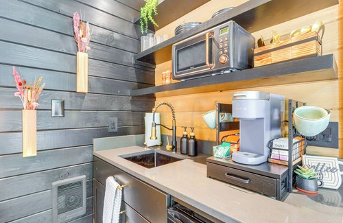 Athol Apartamento | 8 Mi to Farragut State Park: Wooded Cabin Escape!