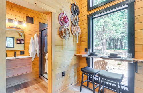 Athol Apartamento | 8 Mi to Farragut State Park: Wooded Cabin Escape!