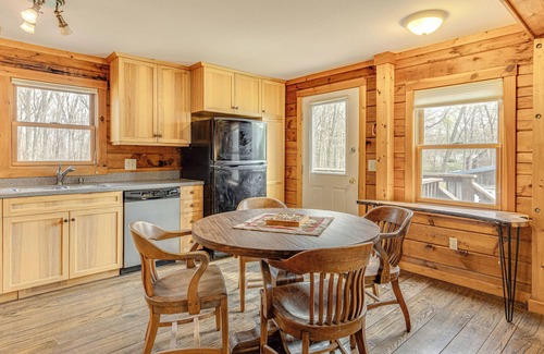 Unionville Cabina | 8 Mi to IU: Cabin w/ Reading Nook, Fire Pit & Yard