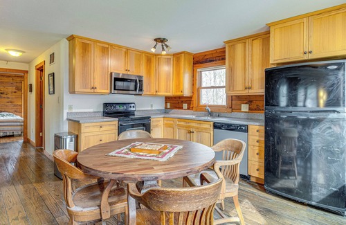 Unionville Cabina | 8 Mi to IU: Cabin w/ Reading Nook, Fire Pit & Yard