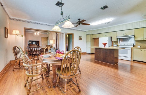 Broussard Casa | 8 Mi to Lafayette: Dog-Friendly Home w/ Large Yard