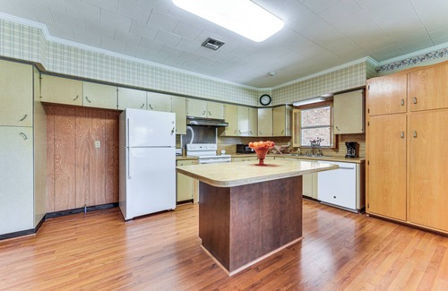 Broussard Casa | 8 Mi to Lafayette: Dog-Friendly Home w/ Large Yard