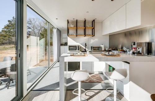 Valley View Apartamento | 8 Mi to Lake Access Futuristic Capsule Hideaway!
