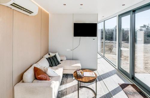 Valley View Apartamento | 8 Mi to Lake Access Futuristic Capsule Hideaway!