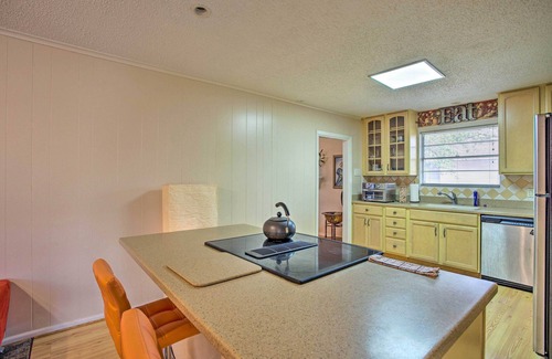 Garland Casa | 8 Mi to Lake Ray Hubbard: Creekside Garland Home