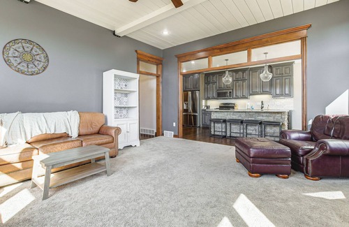 De Pere Casa | 8 Mi to Lambeau Field: Family Home in De Pere!