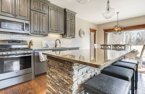 De Pere Casa | 8 Mi to Lambeau Field: Family Home in De Pere!