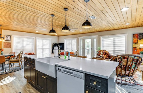 Boswell Cabaña | 8 Mi to Ozark Folk Center: Home w/ Hot Tub & Deck