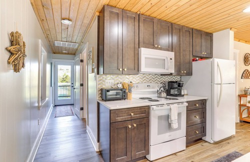 Boswell Cabaña | 8 Mi to Ozark Folk Center: Home w/ Hot Tub & Deck