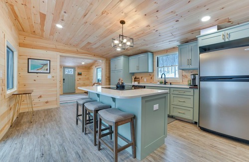 Empire Cabina | 8 Mi to Sleeping Bear Dunes: Creekside Cabin