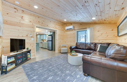 Empire Cabina | 8 Mi to Sleeping Bear Dunes: Creekside Cabin
