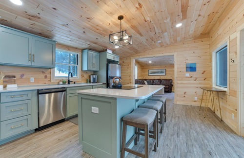 Empire Cabina | 8 Mi to Sleeping Bear Dunes: Creekside Cabin