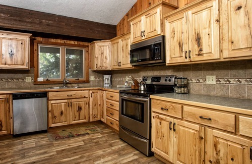 Lazy Acres Casa | 8 millas de Yellowstone! Chimenea, 2 cubiertas, parrilla de gas, cocina nueva.