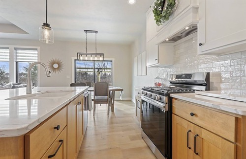 De Pere Casa | 8 Miles To Lambeau on Depere / Lawrence / Green Bay Border