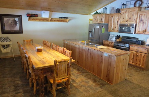 Lazy Acres Cabina | 8 millas a Yellowstone! Chimenea, parrilla de gas, cubierta de 40 pies, hermosa ubicación!