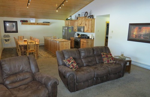 Lazy Acres Cabina | 8 millas a Yellowstone! Chimenea, parrilla de gas, cubierta de 40 pies, hermosa ubicación!