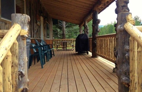 Lazy Acres Cabina | 8 millas a Yellowstone! Chimenea, parrilla de gas, cubierta de 40 pies, hermosa ubicación!
