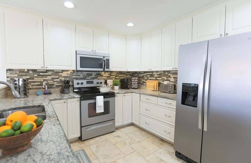Largo Casa | 8 min Beach, Hot Tub, Pool & Games @ Snook Haven