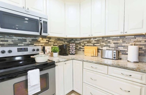 Largo Casa | 8 min Beach, Hot Tub, Pool & Games @ Snook Haven