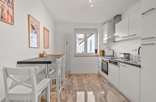 Alte Heide-Hirschau Apartamento | 8 min metro to Marienplatz 120 m² Schwabing - 3 BR - 2.5 bath - private parking