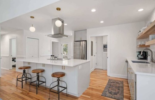 Duck Casa | 8 Min Walk to Beach, Saltwater Pool & Hot Tub