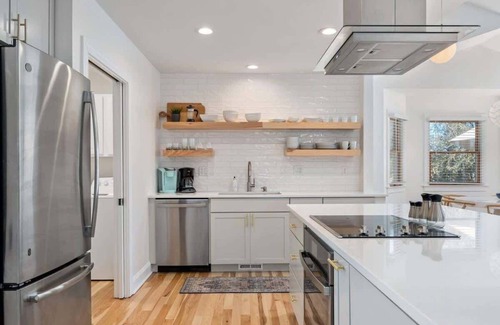 Duck Casa | 8 Min Walk to Beach, Saltwater Pool & Hot Tub