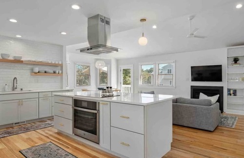 Duck Casa | 8 Min Walk to Beach, Saltwater Pool & Hot Tub