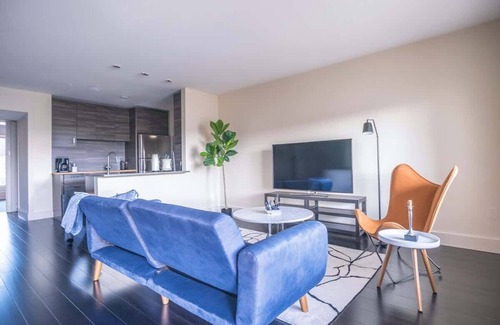 Pleasant Valley Apartamento | 8 mins to Downtown King Bed | Pool, Parking Gym 05
