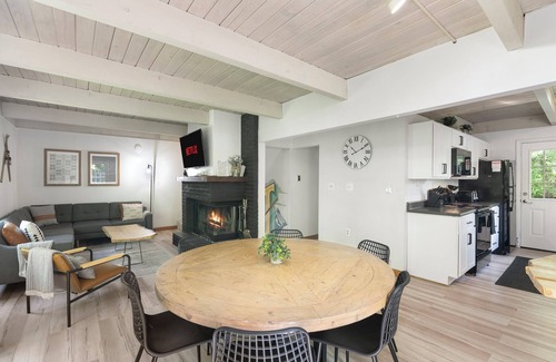 West Dover Chalet De Esquí | 8 minutes to Mount Snow, Dog Friendly, Fire Pit, Hot Tub, Game Room, Private