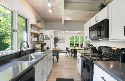 West Dover Chalet De Esquí | 8 minutes to Mount Snow, Dog Friendly, Fire Pit, Hot Tub, Game Room, Private