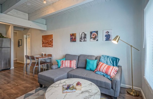 West Old Town Apartamento | # 8 ocho vino · 2bd 1. 5ba, King / Queen, 2 TV's - Walk to Old Town