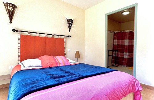 Estadens Cabina | 8-person self-catering cottage with shared pool and private garden facing the Pyrenees Mountains