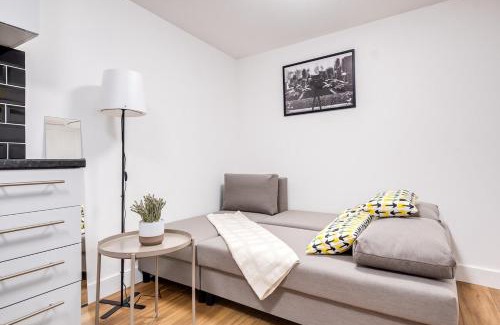 Hendon Casa | 8 Private Rooms with own kitchen & bathroom, Parking, 30min to Wembley Stadium, sleeps 16 to 20 people