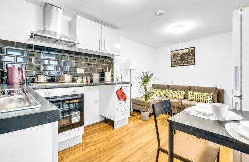 Hendon Casa | 8 Private Rooms with own kitchen & bathroom, Parking, 30min to Wembley Stadium, sleeps 16 to 20 people